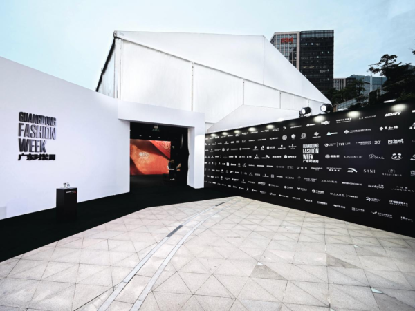 股指配资网 科技x时尚 小米17 Pro系列跨界亮相2025广东时装周-秋季